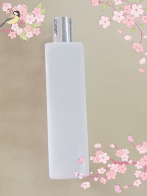 フリップ上の帽子が付いている食品等級200Mlのゆとりのプラスチック化粧品の容器